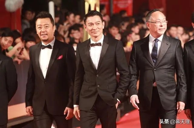 最近杨坤跟刘德华事件那么火，你们知道什么原因吗？