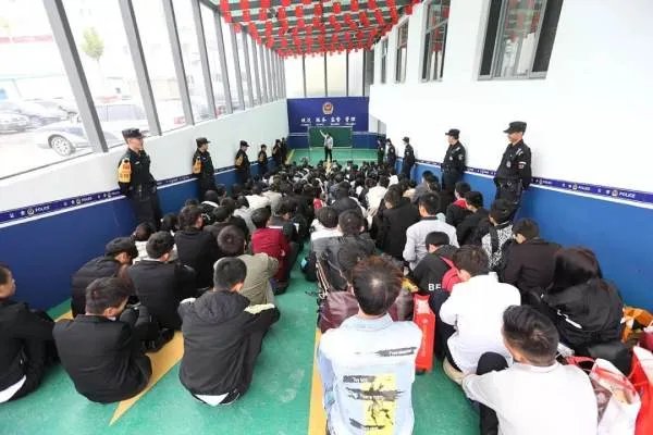 陕西一98年小伙误入传销当街抱交警求助，他当初是如何进入组织内部的？