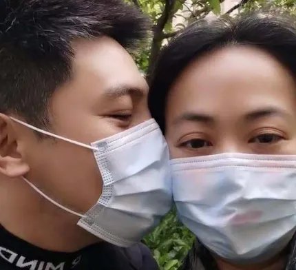 孙涛老婆罕见出镜，长相曝光竟然不输一线明星，她究竟有何背景？