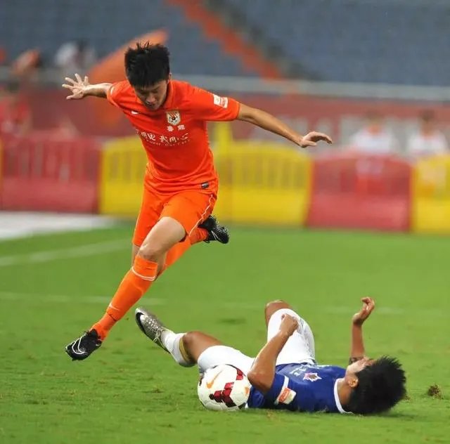 怎么评价山东鲁能的王彤，他的实力能胜任鲁能的主力右后卫吗？