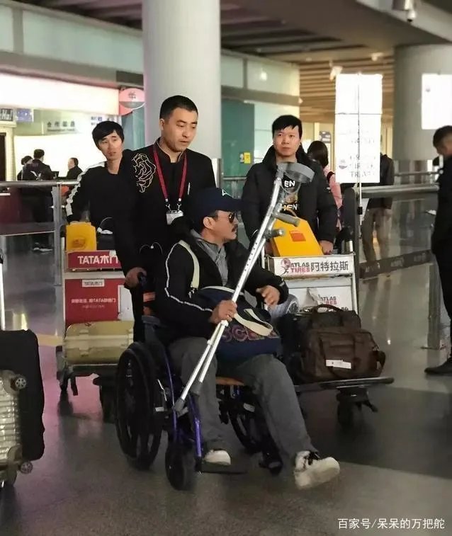 吴京自曝伤病严重到可领残疾证，膝盖软骨没了下肢瘫痪过，武行有多不容易？
