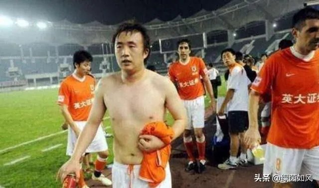 韦世豪脱衣庆祝晒肌肉，有球迷说：没纹身的话打满分，你怎么看？