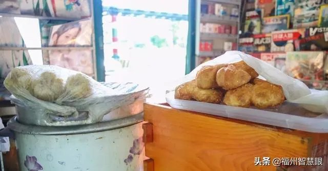 福州中亭街附近有卖报纸的