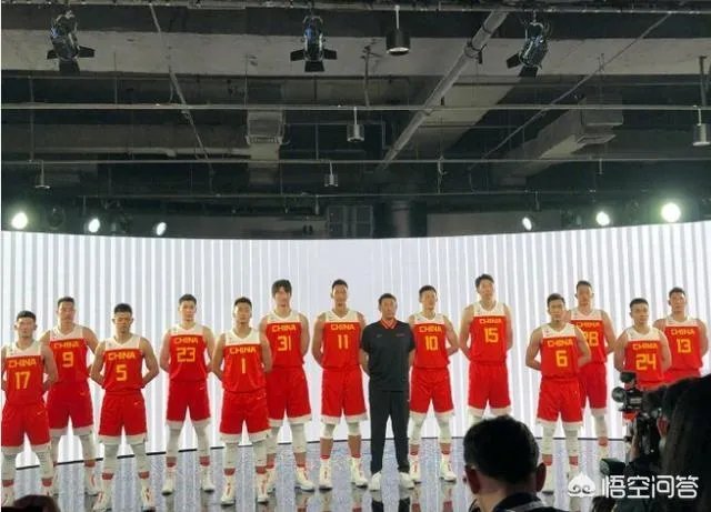 中国男篮世界杯战袍出炉，13人亮相谁最有可能无缘大名单？