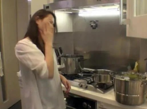 爱女跌落地伊能静扇自己 网友：理解当妈的心情