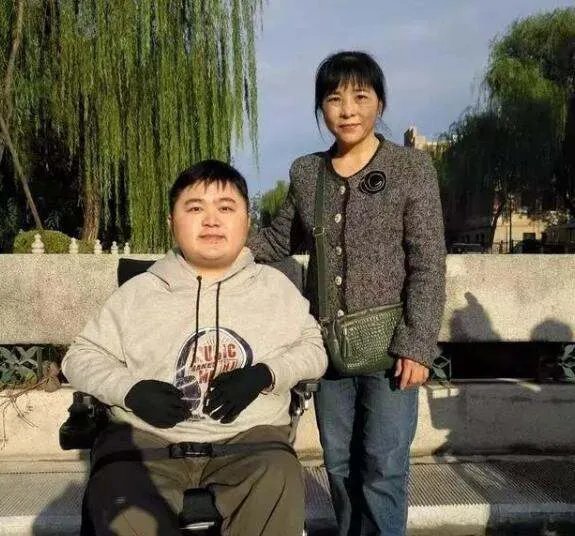 妈妈背患病儿子读到清华博士，儿子患的什么病？