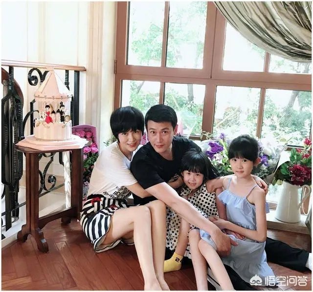 有哪些明星的孩子和他们长得很像？