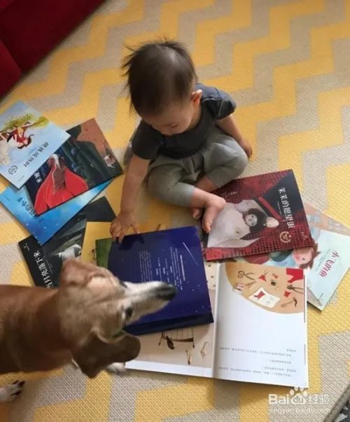 辣妈张梓琳抱女儿庆生 带娃新方式亮了