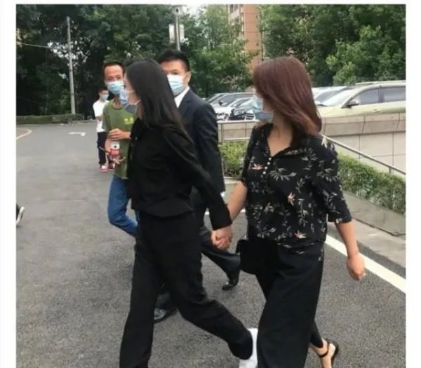 谭松韵母亲一案庭审结果如何，直播现场是怎样的？