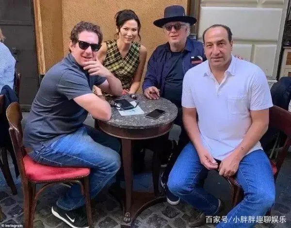 嫁豪门，恋上小鲜肉，52岁的邓文迪过得怎么样？