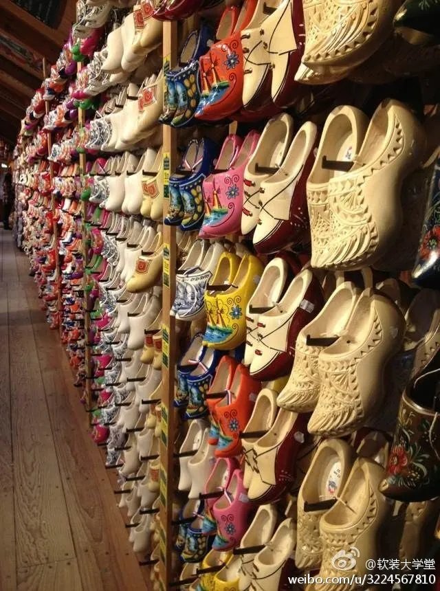 好的陈列也是一件艺术品！您觉得呢？这个「鞋子墙」