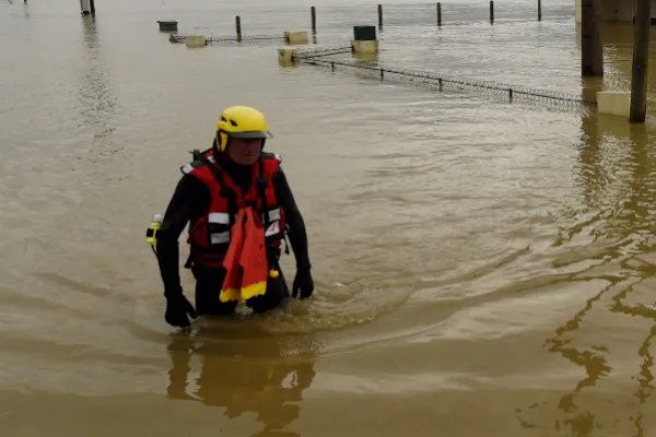 洪水围城下的河南卫辉，是什么模样？