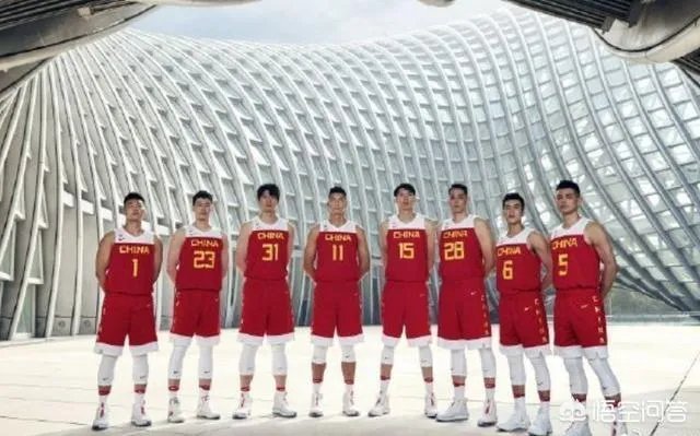 中国男篮世界杯战袍出炉，13人亮相谁最有可能无缘大名单？
