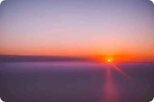 宁夏男孩被困半空 邻居老大爷半空托起孩子救助