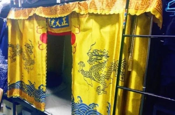 高校男生将床铺围上金銮殿床帘，你觉得有趣吗？你怎么看待这件事？