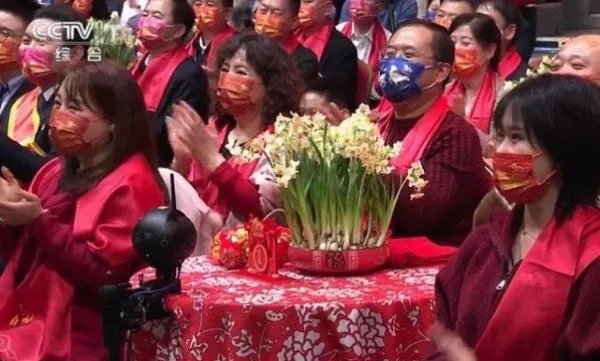 春晚观众戴的红口罩火了！这款口罩的防疫效果如何？