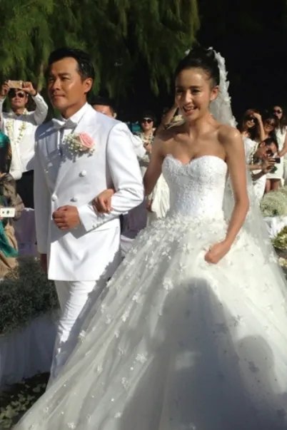 佟丽娅跟陈思成是什么时候离婚的？