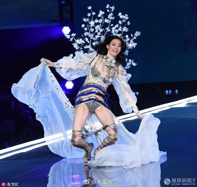 2017年维密秀，对待奚梦瑶摔跤事件，来尬聊会儿你第一时间关注到的是什么？