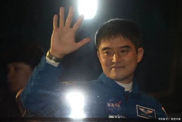 神舟十二号宇航员成功着陆后，为什么有一人是坐飞机离开的？