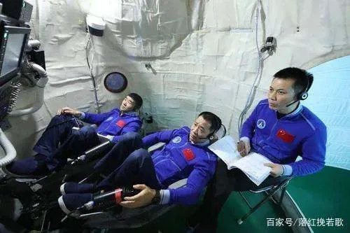 神舟十二号宇航员成功着陆后，为什么有一人是坐飞机离开的？