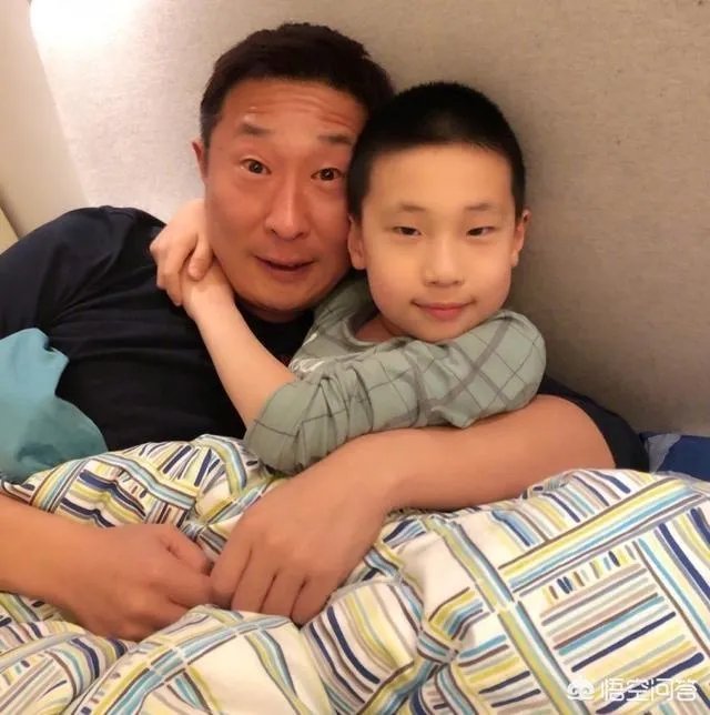 有哪些明星的孩子和他们长得很像？