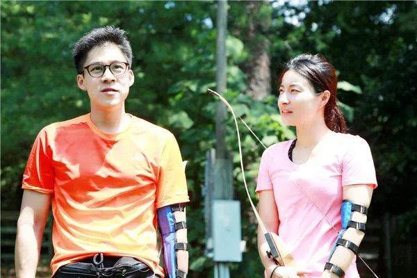 郭晶晶婚礼上父母坐经济舱是怎么回事？