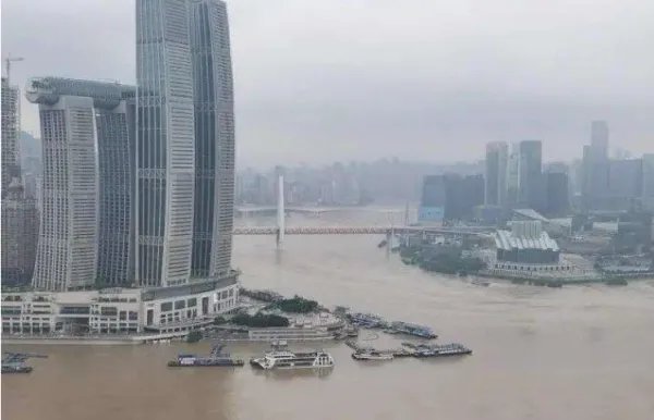 洪水漫上重庆主城，现场的情况是什么？
