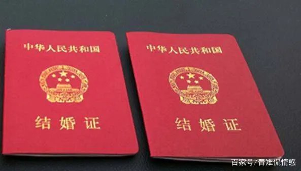 情侣领完证后，说好的彩礼男方却反悔了，女子当场撕了结婚证，你怎么看？