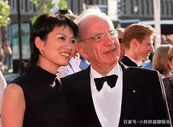 嫁豪门，恋上小鲜肉，52岁的邓文迪过得怎么样？