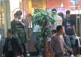 胡军刘嘉玲绯闻哪一年酒店开房真相揭秘 刘嘉玲被胡军抱起图