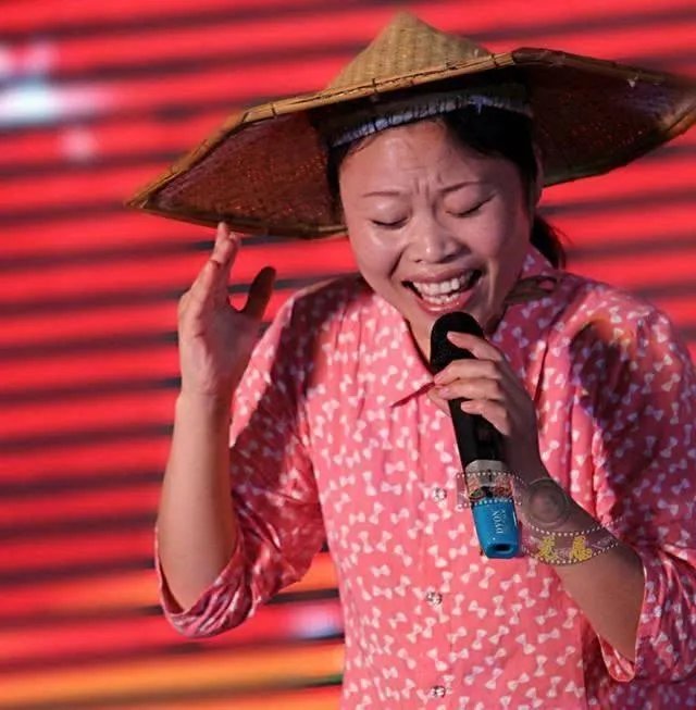 有人说电视上看不见“草帽姐”了，她的近况怎么样？