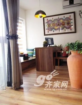 阳台变榻榻米书房 成都妈妈12万装咖啡小屋