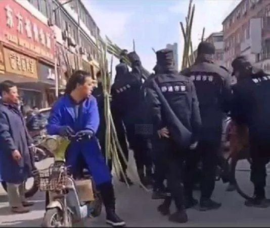 江苏被抢甘蔗老人称不原谅他们的行为，你能理解老人的想法吗？