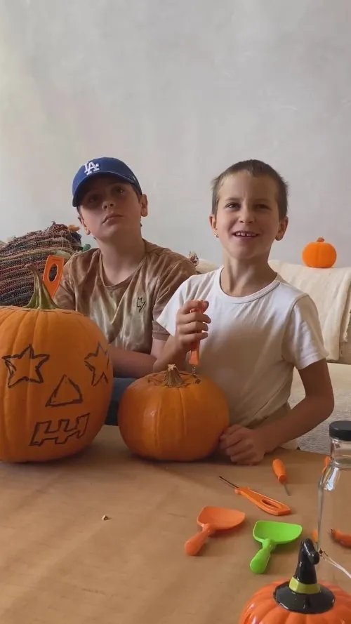 小罗伯特唐尼为新剧剃光头 孩子将其装扮成“南瓜头”