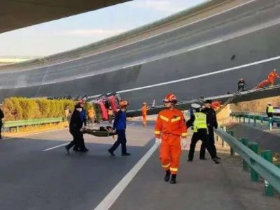 湖北一高速公路桥面侧翻，已致4死8伤，现场情况如何？