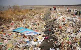 近万吨垃圾倾倒长江是谁干的？