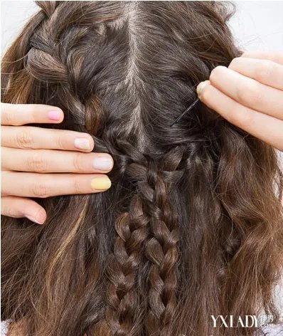 卷发怎样扎好看长卷发发型扎法公主头编发更吸睛