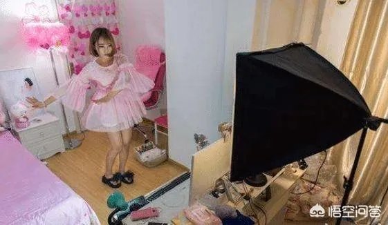 女主播在直播时太热更换衣服，忘记关摄像头“被镜子出卖”，这是故意炒作么？