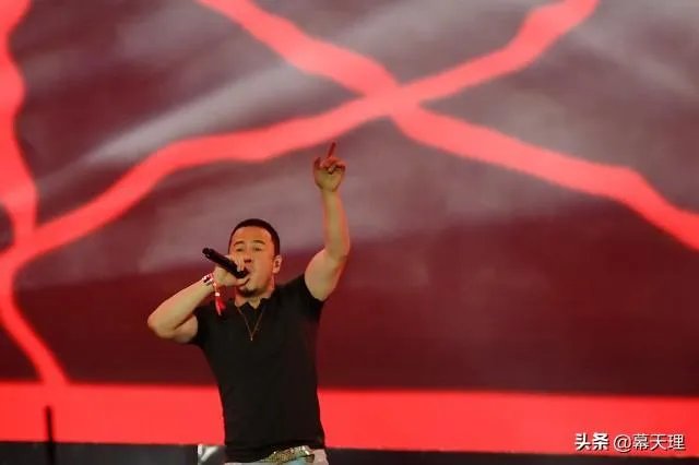 最近杨坤跟刘德华事件那么火，你们知道什么原因吗？