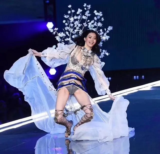 奚梦瑶维密秀摔倒，你觉得这件事很严重吗？还有没有哪些明星也有过类似的失误？