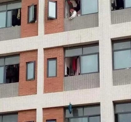 女大学生用床单从6楼吊外卖说明了什么？