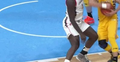 CBA第二轮，史蒂芬森一攻一防让孙铭徽领到一个技犯一个违体犯规，当时发生了什么？