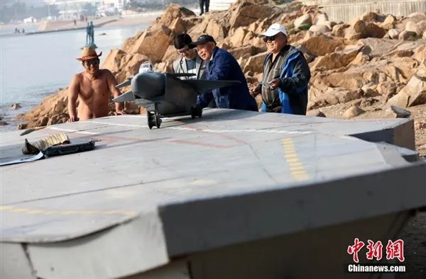 青岛老人自造缩微航母成功下水 城管表示有压力