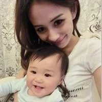 谁有QQ头像。是抱着一个孩子的 女生头像