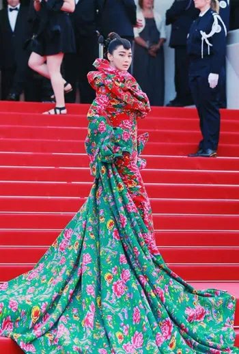 张馨予谈戛纳花袄红绿裙    称心理很强大不认为那是跌倒