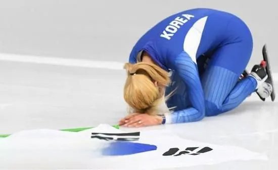 选手摘银磕头道歉 金宝凛跪地痛哭再陷话题中心