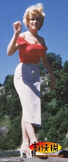 宅男性感女神的鼻祖 梦露罕见休闲照近日曝光