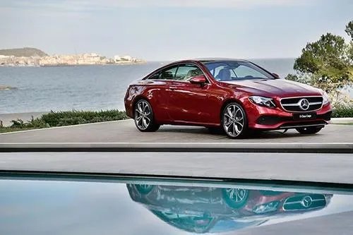 “奔驰女车主”同款红色奔驰CLS，车价66万，为什么单单牌就值40万？