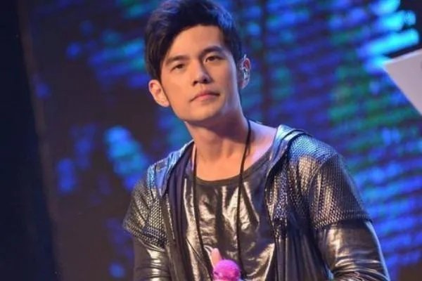 林俊杰看病吊水针头被粉丝买走，粉丝追星还有哪些过火的举动？