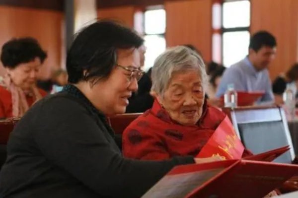 上海百岁老人突破3000，女性占73.98%，她们的长寿秘诀是什么？